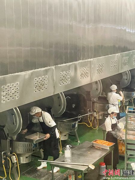 　　圖為寧德市中心城區(qū)“中央廚房”的生產(chǎn)車間。呂巧琴 攝