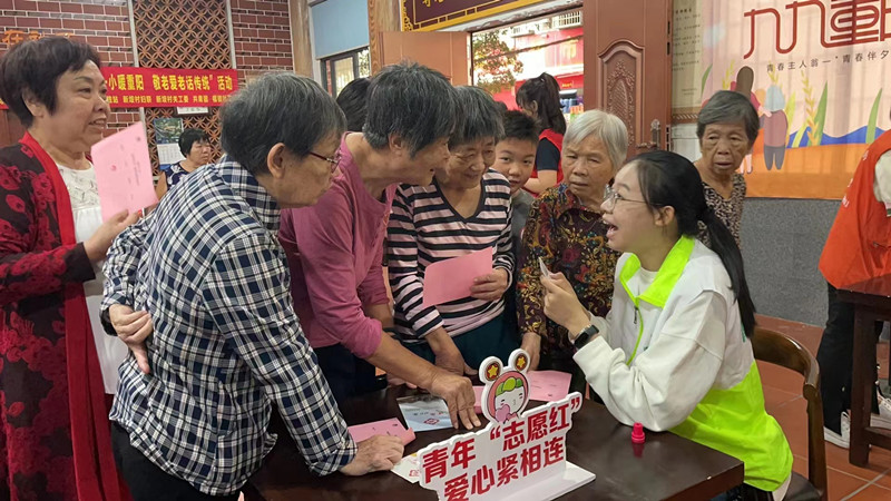 青穗志愿者協(xié)助老人參加“青春伴夕陽”重陽游園活動(dòng).jpg