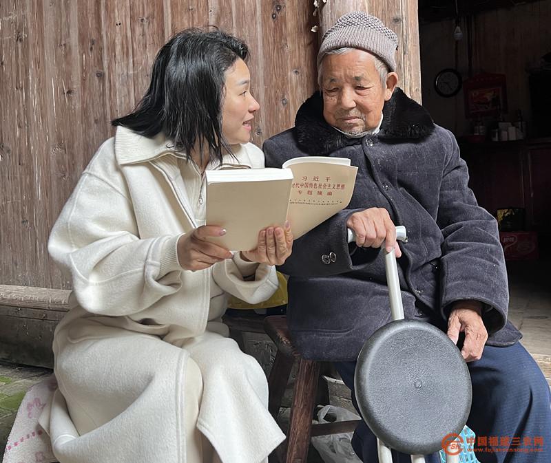 圖一：肖家坊村下派第一書記章金釵為老黨員肖家香講理論（肖琳攝）.jpg