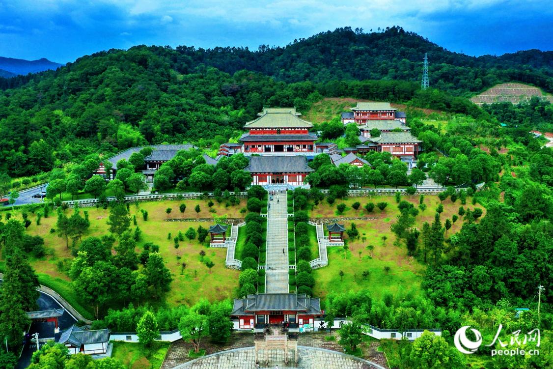 風(fēng)景宜人的考亭書(shū)院，是武夷山國(guó)家公園1號(hào)風(fēng)景道上的重要打卡點(diǎn)之一，由曾在南平生活、著書(shū)、講學(xué)近50年的南宋著名理學(xué)家朱熹創(chuàng)辦。人民網(wǎng) 李唯一攝