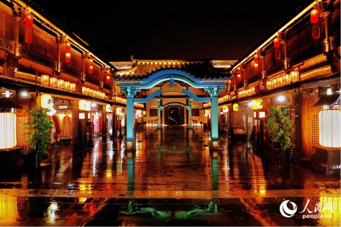 武夷夢(mèng)華錄是風(fēng)景道沿線一顆璀璨奪目的“夜明珠”，結(jié)合現(xiàn)代潮流審美的真實(shí)街景，仿佛再現(xiàn)兩宋時(shí)期的閩北盛景。人民網(wǎng) 李唯一攝