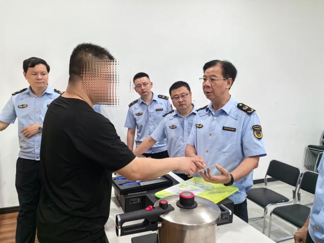 執(zhí)法檢查的同時，向涉旅經(jīng)營場所負責人開展相關(guān)宣傳教育。湖里市場監(jiān)管局供圖