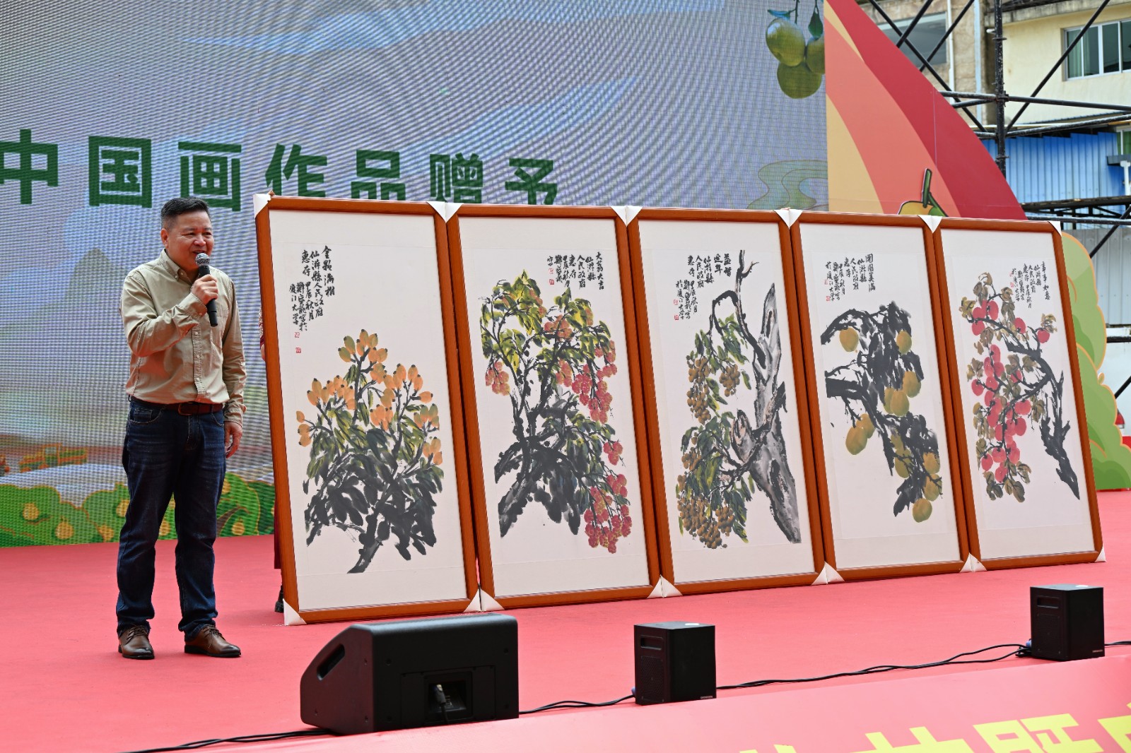 6仙游籍畫家鄭盛龍創(chuàng)作了仙游五大名果系列作品并無償捐贈畫作.JPG