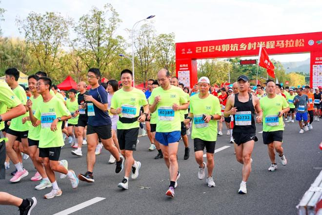 眾多跑友開跑。漳州市龍文區(qū)融媒體中心供圖